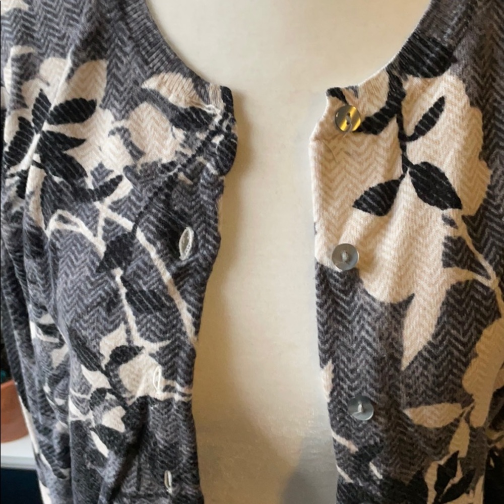 🌺Karen Scott floral, button, petite cardigan🌺 - Picture 2 of 6